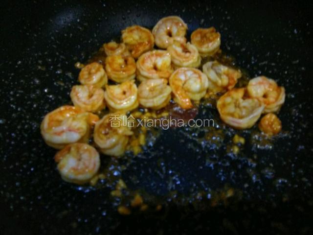 给蚝油搅拌均匀出锅备用