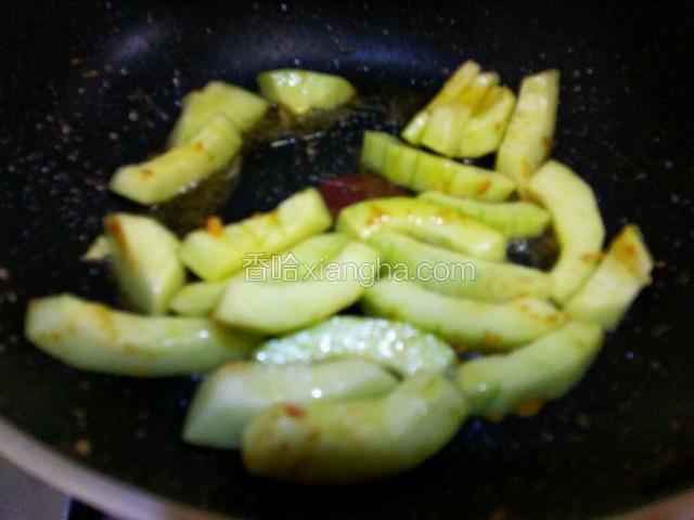 热油锅下香菇入锅翻炒，给一点点盐搅拌均匀