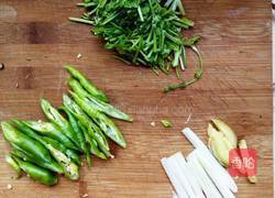 香菇木耳辣炒鸡珍的做法图解3