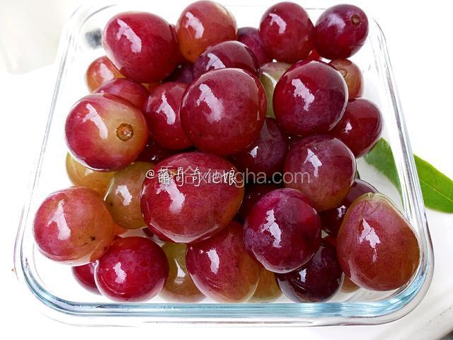 再装入保鲜盒或保鲜袋，放入冰箱冷冻室冷冻3-5小时变硬即可食用！当然一直冻着想吃的时候再取也一样的！