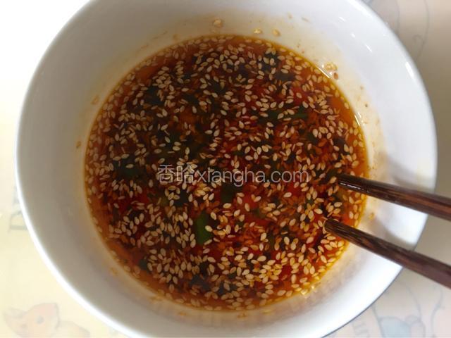 将热油倒入碗里爆香调料，再加盐、生抽、醋、鸡精，辣椒油，用筷子搅拌均匀。