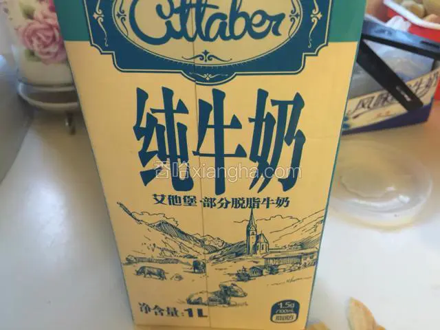 紫薯洗净蒸熟后，加工成泥，加入牛奶和蜂蜜混合均匀