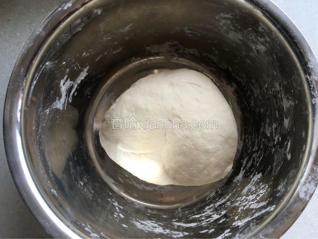 面粉放入适量酵母加温水拌匀揉透后发酵。