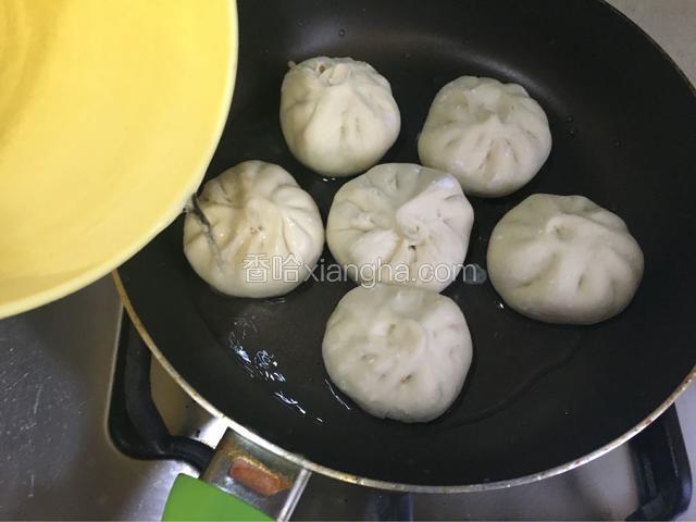 加入一碗左右的凉水，