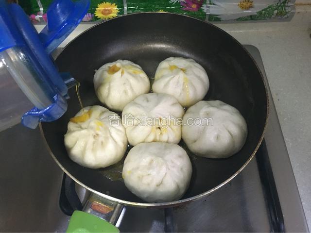 待水快要收干时加入少量菜籽油，盖上锅盖小火煎几分钟，（小心看管不能焦糊了）