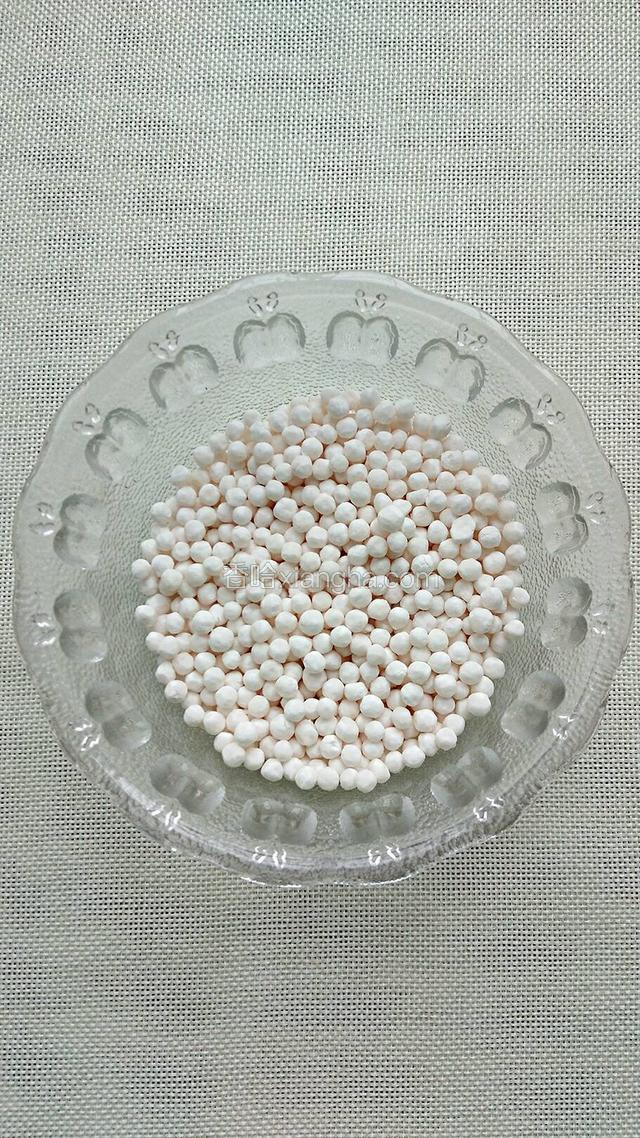 西米用漏勺装着放到水龙头下冲洗，然后倒入沸水锅中，煮至西米透明。