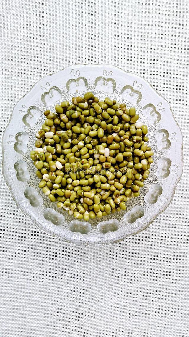 绿豆提前泡发好（饱满状态）。