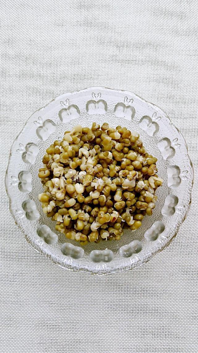 泡好的绿豆放入锅中煮熟，捞出沥水备用。