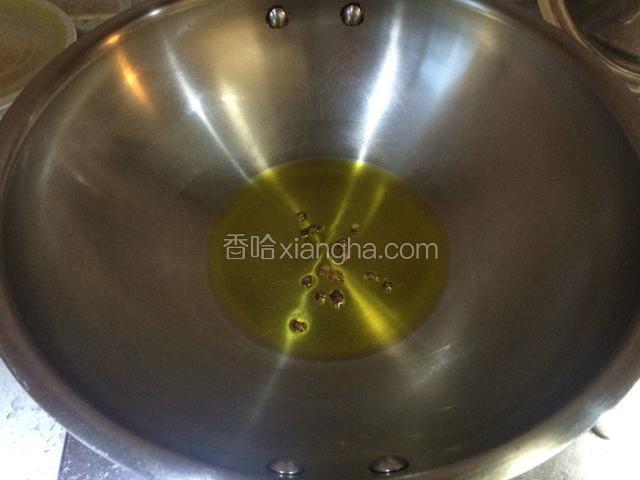 炒锅开火加入适量油，