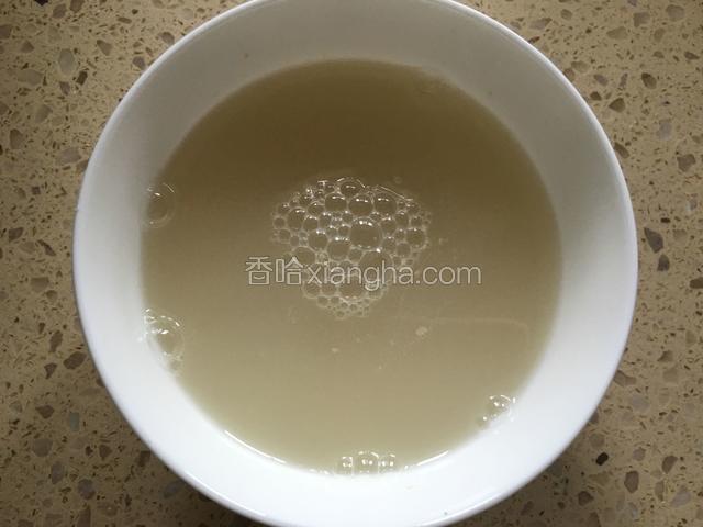 2g酵母加入100g温水中，搅拌均匀，静置5分钟。