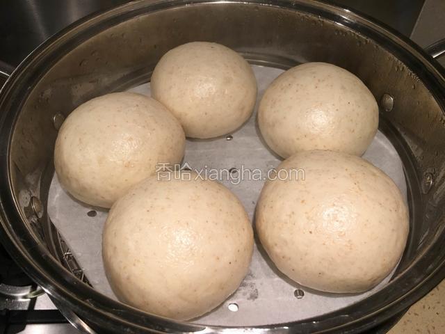 水开后蒸20分钟，焖5分钟后揭开锅盖。