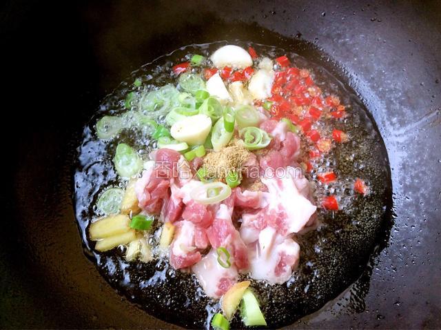 锅中加油烧热，放入肉和葱姜蒜、米椒，加花椒粉，炒肉变色