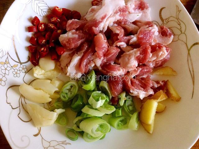 猪肉切片，米椒、葱蒜切粒，姜切条