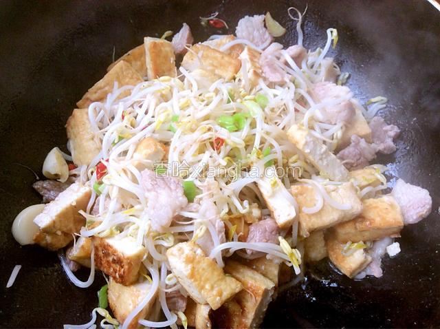 倒入豆腐泡，加盐翻炒一下