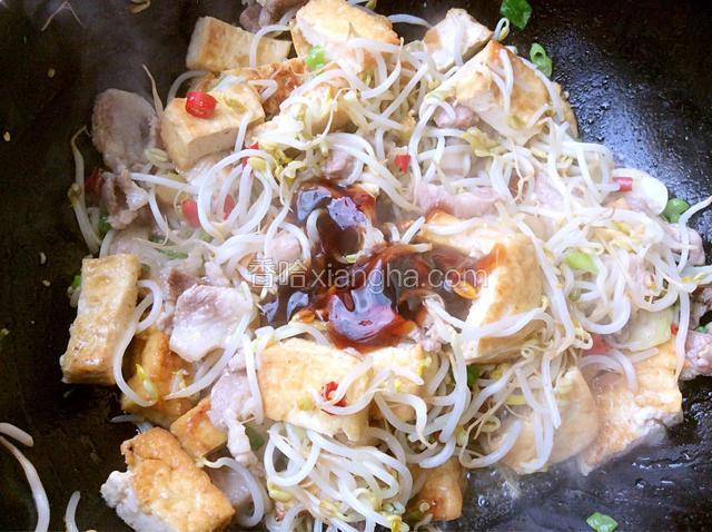 倒入蚝油和鸡精