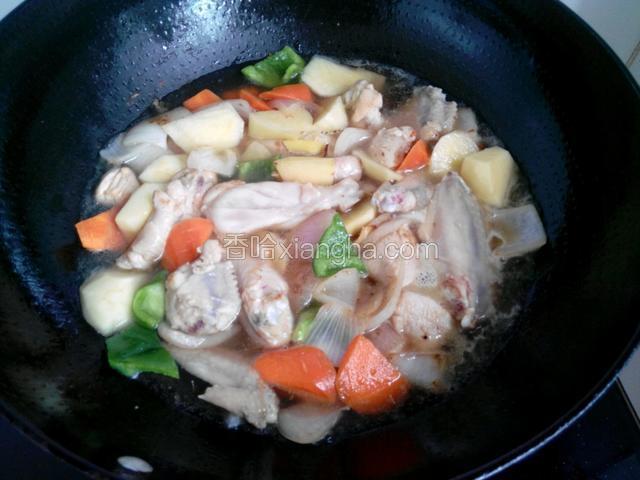 同时加入与食材齐平的清水