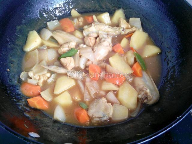 水开时放入咖喱块转中火继续焖煮