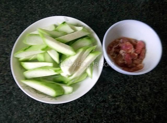 丝瓜一两二切斜小段；肉切片，用盐、白糖、生抽、生粉和油抓一抓，腌5分钟。