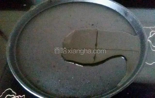 铁板中放黄油。