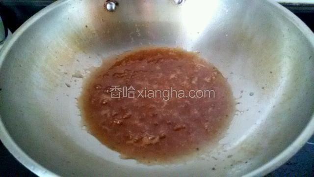 另起锅把黑胡椒汁烧开。