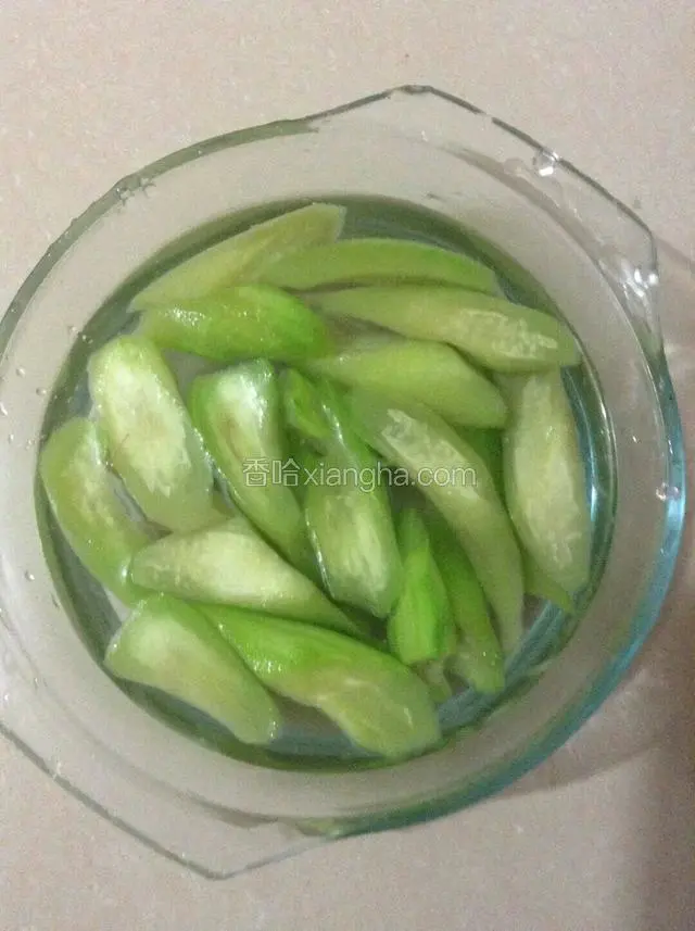 丝瓜捞出浸泡在放有凉白开的碗中。