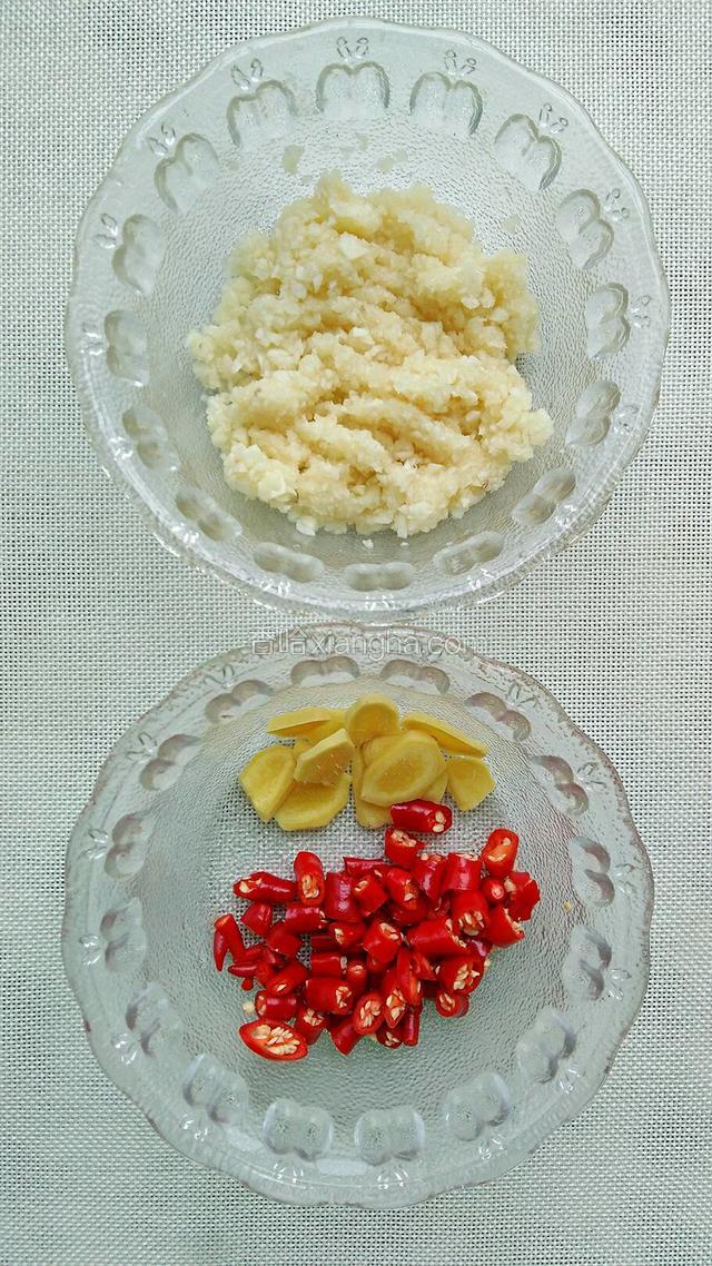 蒜用料理机打成蒜泥，姜切片，小米椒切小丁。