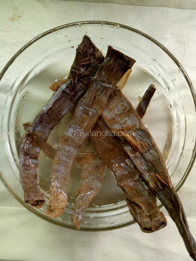 笋干提前泡泡软。