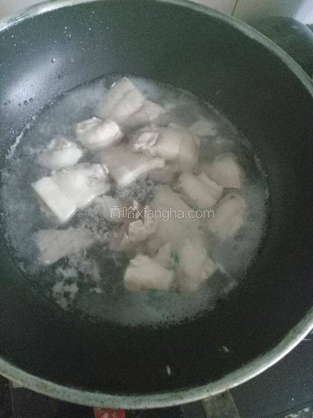 猪肉下开水锅焯一下。