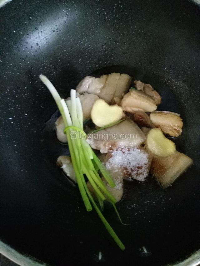 锅中放少许底油，下猪肉煸炒，然后放入生姜 、葱、料酒、生抽、老抽白糖，注入适量清水大火烧开转小火焖煮。