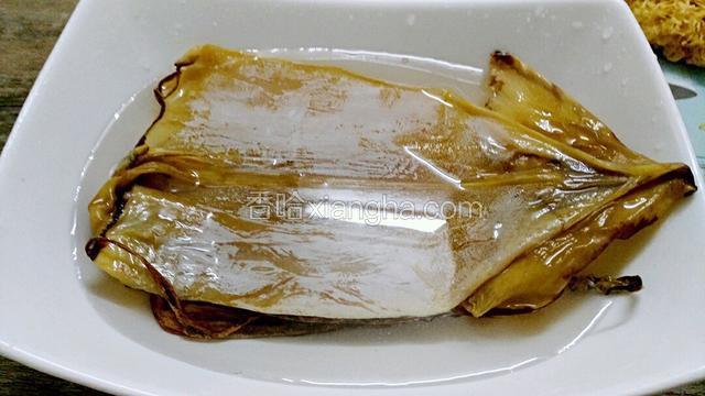 干鱿鱼要用温水浸泡半个小时