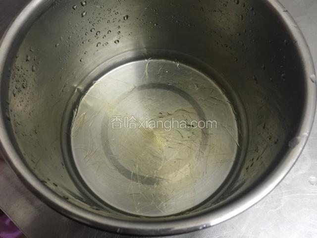 吉利丁泡水.一半用慕斯料.一半做果冻