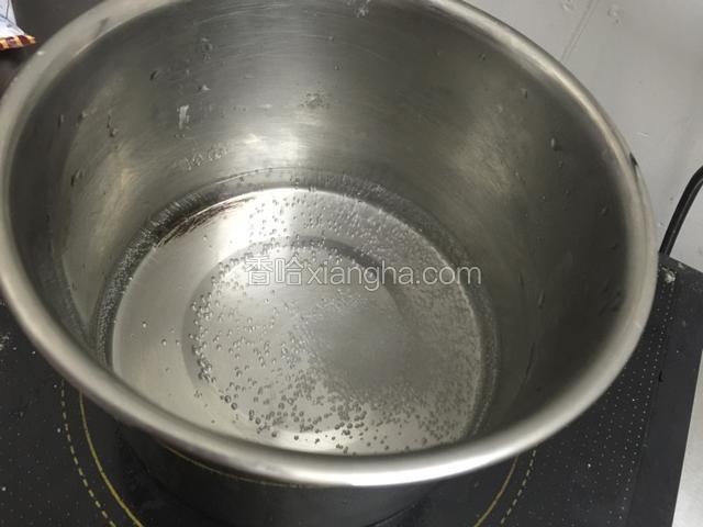 水加热加入吉利丁离火至完全融化