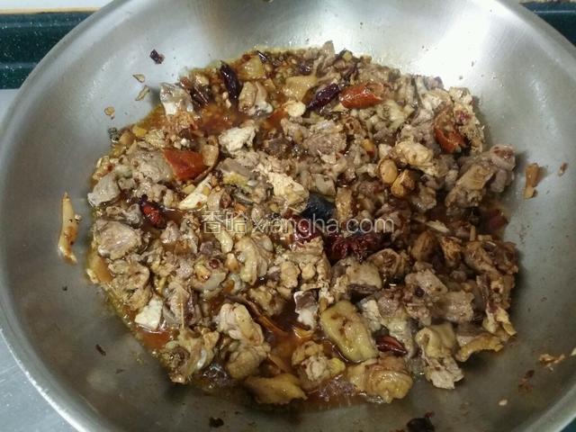 将鸡块倒入佐料中并加入酱油，盐，料酒翻炒。