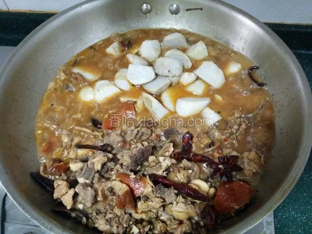 将鸡肉用铲子铲在一边，将芋儿倒入锅中，再将鸡肉摊在芋儿上面，盖上锅盖再焖10分钟。