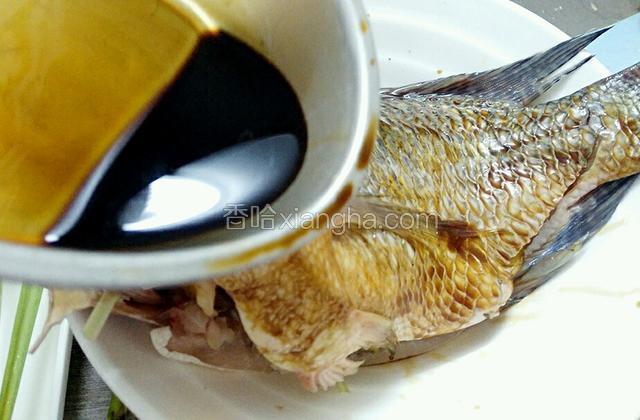 用生抽 料酒 鱼露  油调成酱汁 把鱼里外淋满 腌15分钟