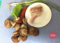 香菇鸡丁的做法图解1