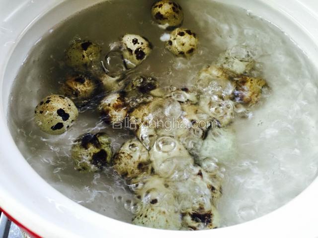 鹌鹑蛋煮熟后捞出。