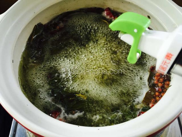 给煮好的香料里加入红烧酱油。