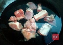 排骨烩酸菜的做法图解1