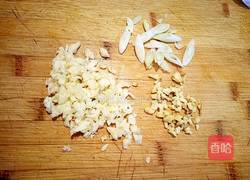 蒜蓉肉末烧秋葵木耳的做法图解1