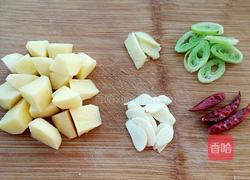 土豆炖鸡块的做法图解1