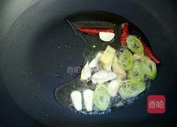 土豆炖鸡块的做法图解2