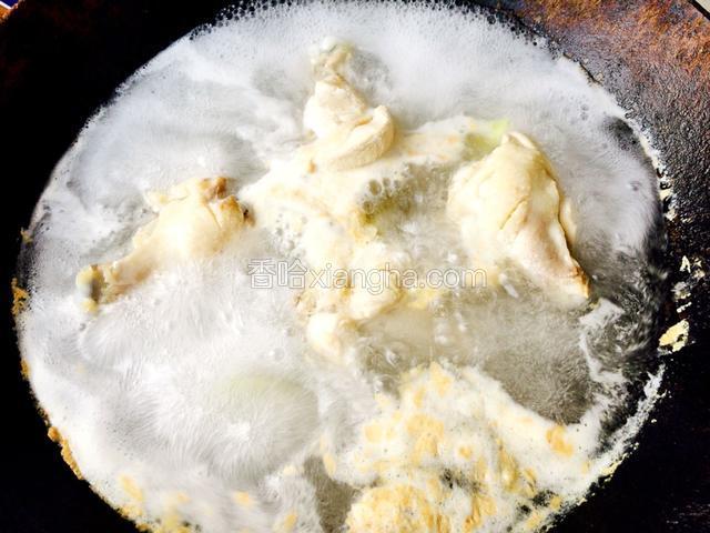 把鸡腿捞出来备用，用厨房纸吸干水分