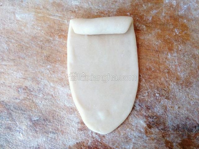 自下向上卷。