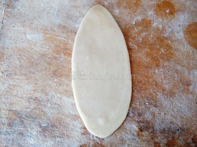 还擀成牛舌饼形状，像刚才那样卷好。