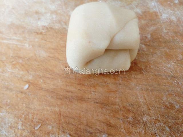 对折，擀成圆形面皮。