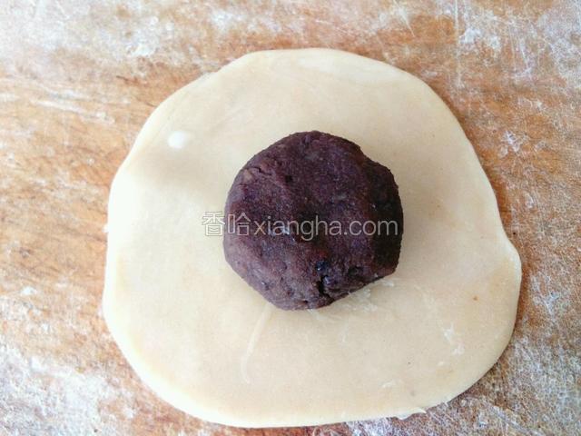 把豆沙馅放上，包好。