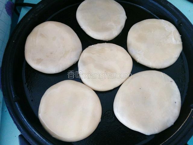 电饼铛预热，底部刷上油，把做好的酥油饼都放进去，在酥油饼上面刷一层油，把电饼铛上盖盖上，大概2分钟左右就好了(具体时间要根据自家电饼铛)。
