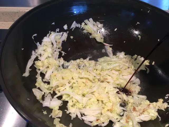 白菜丝炒软时，放入1小勺鲜酱油翻炒均匀。