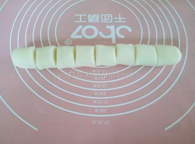 搓成长条状，切成等量的小剂子。